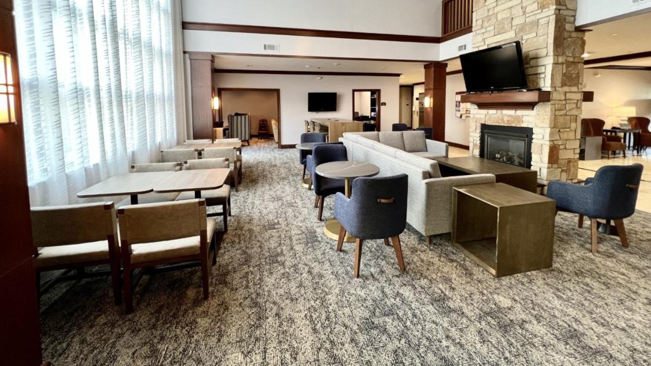 สเตย์บริดจ์ สวีท มิลวอคี เวสต์-โอโคโนโมวอค Hotel Oconomowoc ภายนอก รูปภาพ